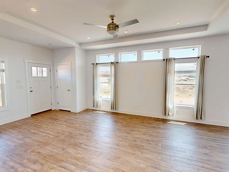 2070 Starbuck Ln — Photo 2