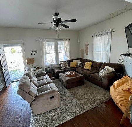 4th image of 114 E 12th St