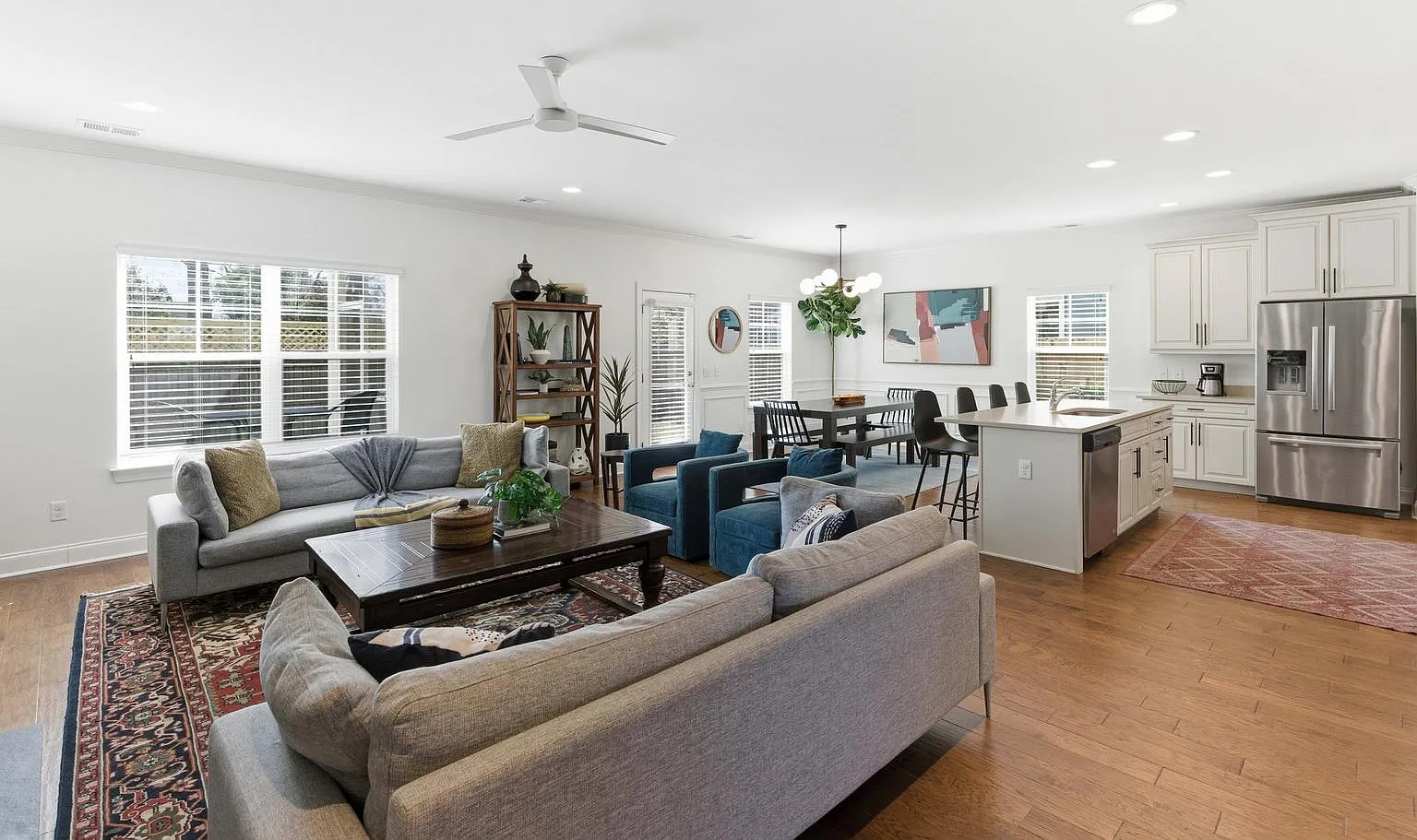 4 bed, 2.5 bath, 2216 sqft, $3,900 — Photo 3