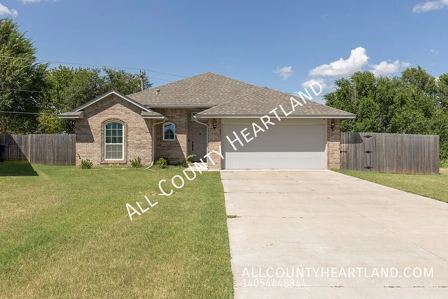 Beautiful 3 Bedroom House in Yukon! — Photo 1