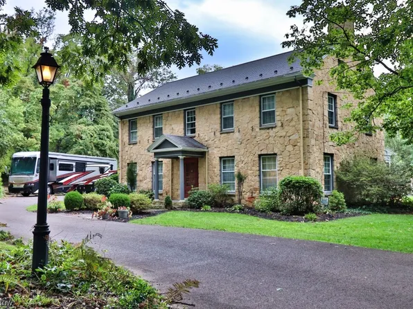 1929 Hillcrest Dr, Coshocton, OH 43812