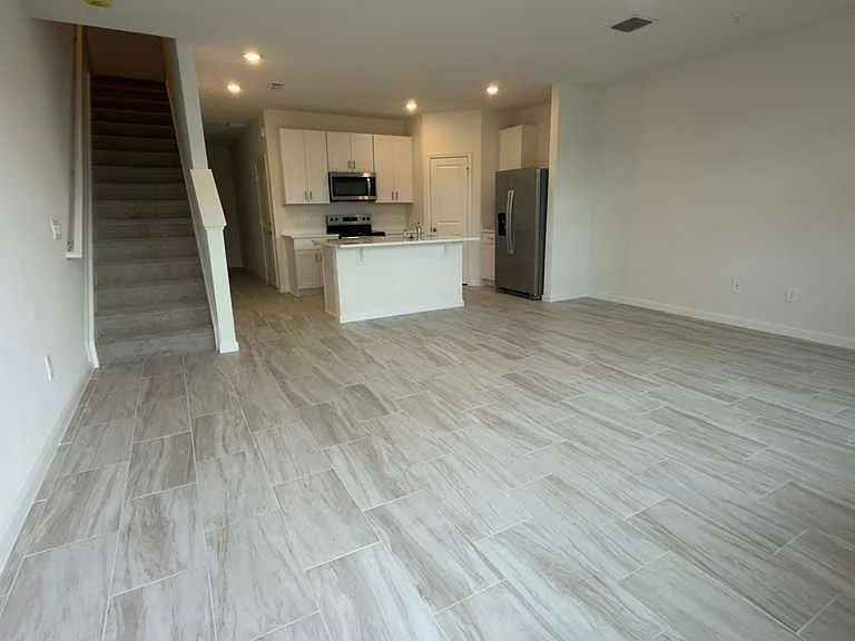 613 Salisbury Cir — Photo 4