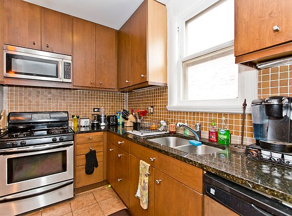 3rd image of 2221 N Lincoln Ave Suite 2-N