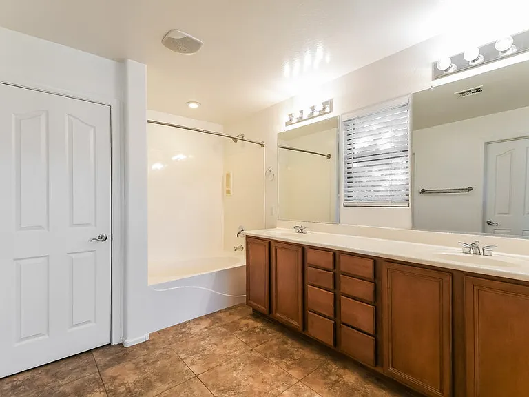 2523 E Bart St — Photo 9