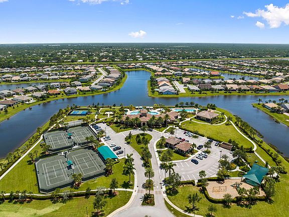 4th image of 336 SE Courances Drive