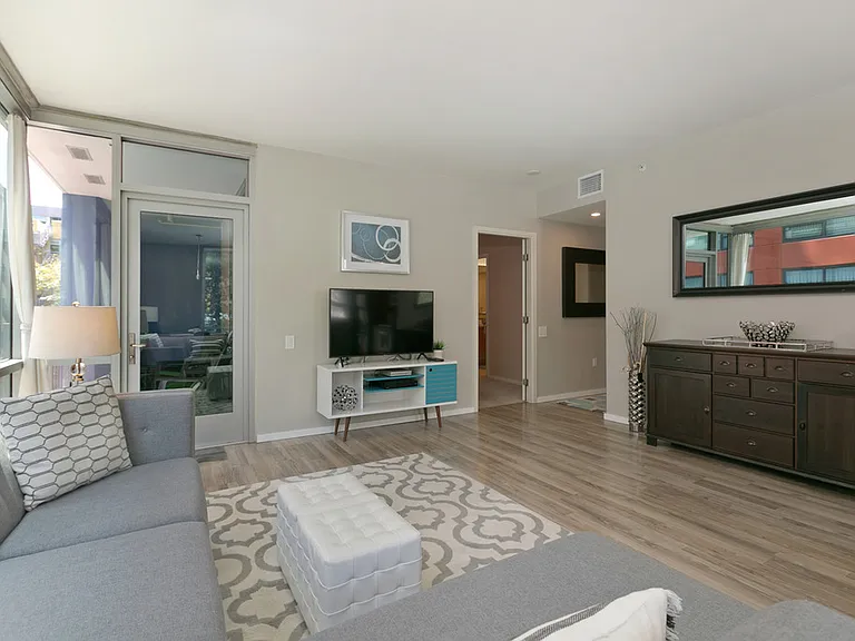 321 10th Ave #301 — Photo 4