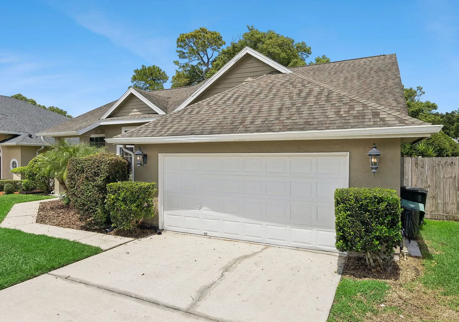 Spacious 4/2.5 in Lake Mary with Fenced Yard — Photo 3