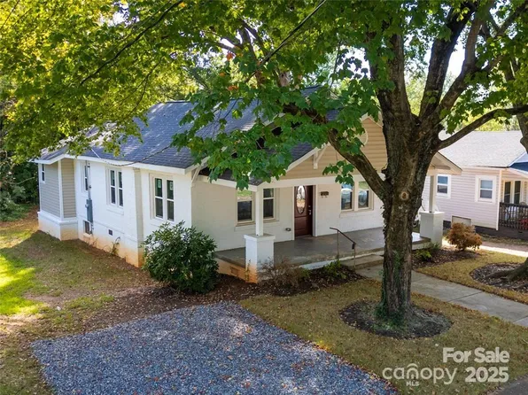 137 Woodlawn Dr, Statesville, NC 28677