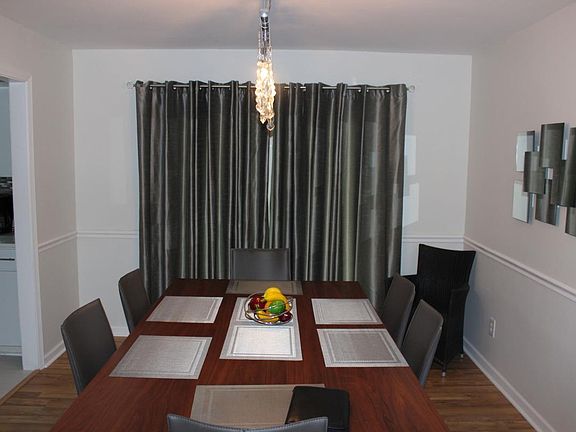 3rd image of 916 Hoover Village Dr APT A