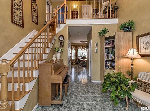 2nd image of 4 Deauville Ct