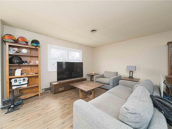 3rd image of 4893 Collins St