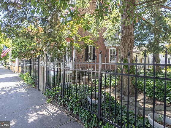 2nd image of 35 Perry St