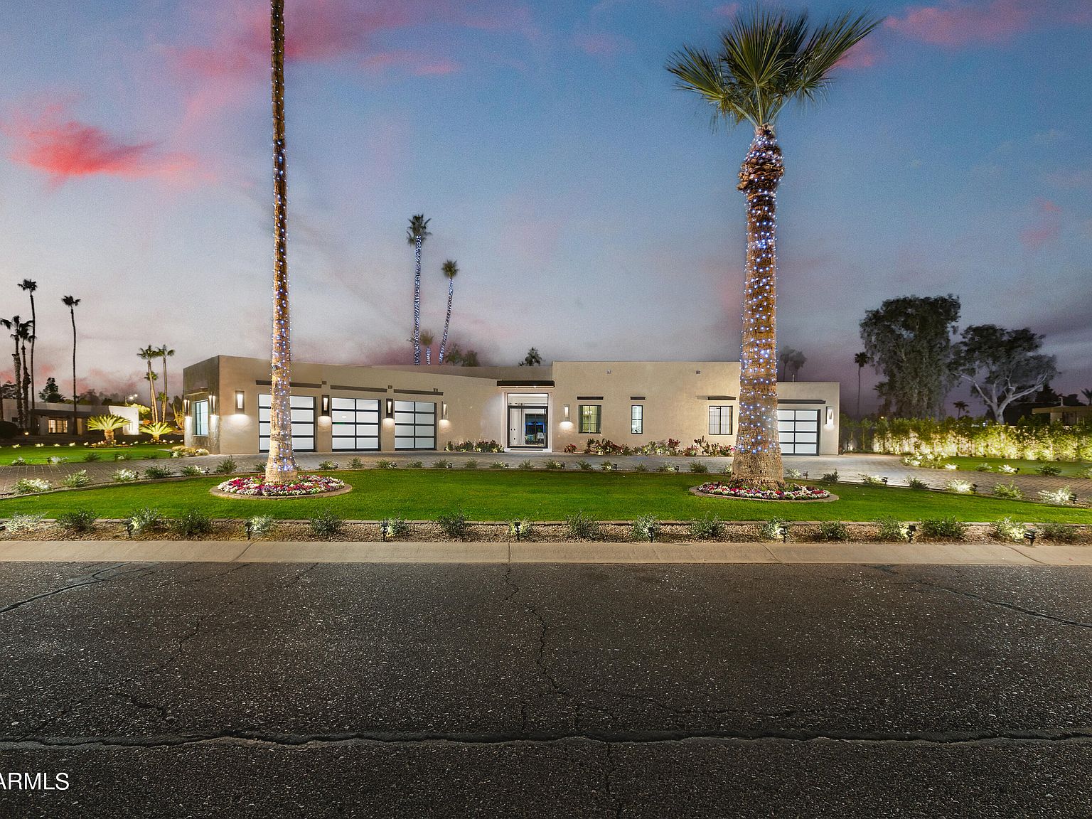 miiya。⁠◕⁠‿⁠◕⁠。 I made a Mii that looks a 2 gen Toyota Sequoia. Does it look