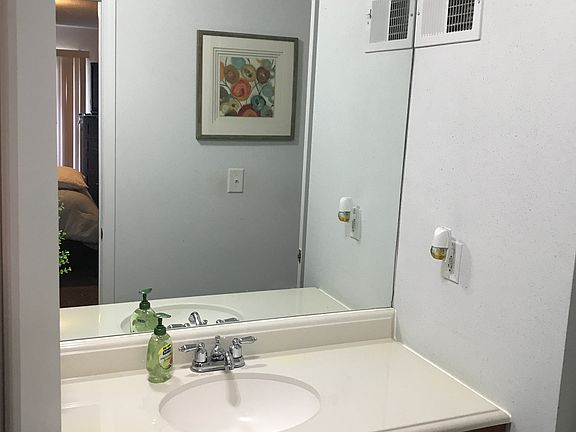 4th image of 60 Jennifer Pl #A