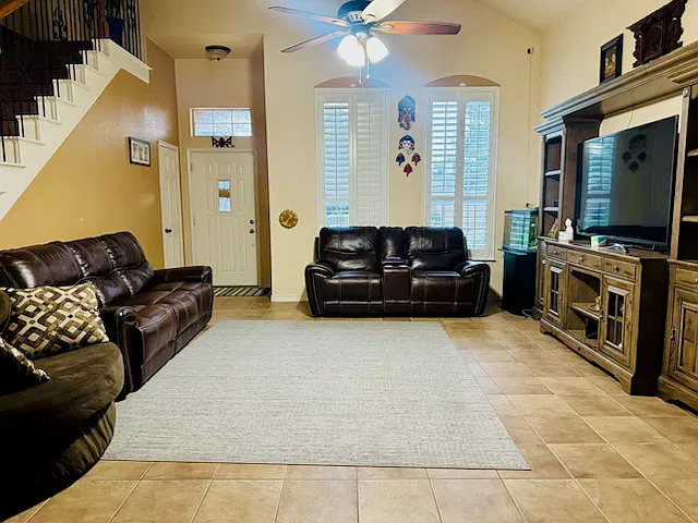 3 bed, 2.5 bath, 2069 sqft, $2,650 — Photo 2