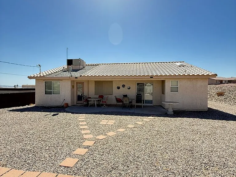 2725 Huntington Dr — Photo 16