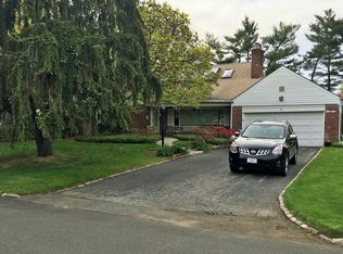 30 Keats Ln, Great Neck, NY 11023