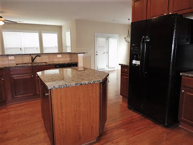 5 bed, 3.5 bath, 3212 sqft, $3,195 — Photo 3