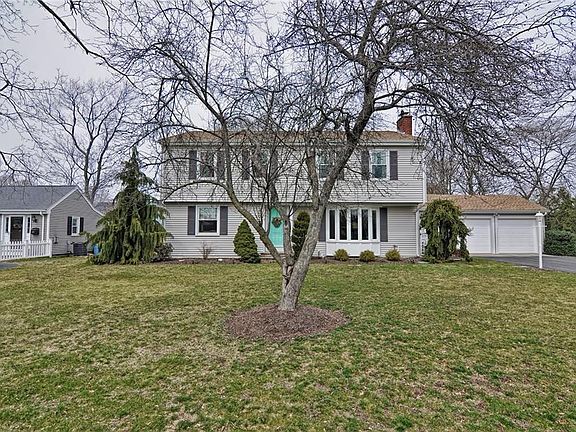 3rd image of 607 Namquid Dr