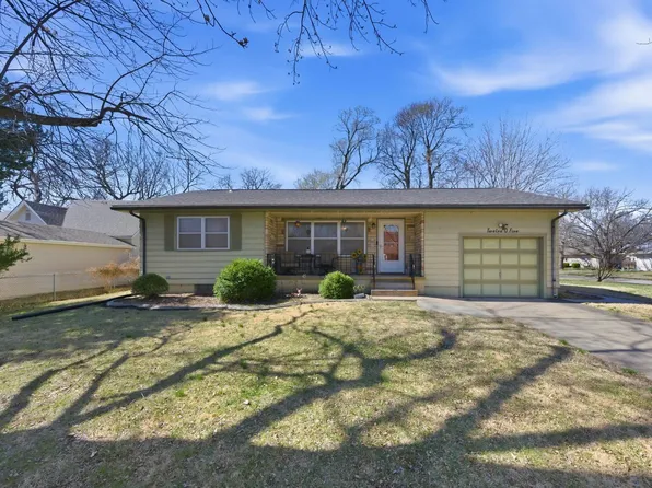 1205 Grove Ave, Newton, KS 67114