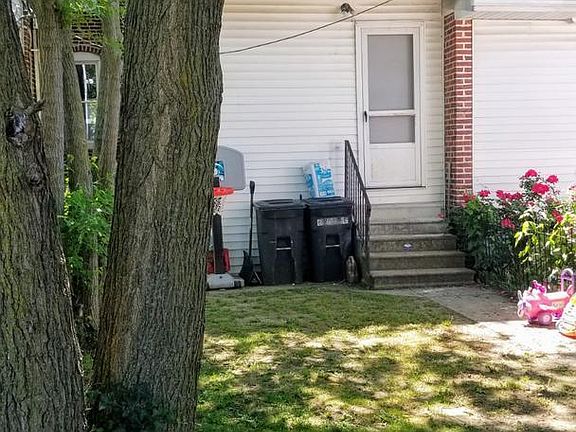 4th image of 213 N Lincoln St #1