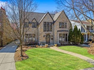 1613 E Blackthorne Pl, Whitefish Bay, WI 53211