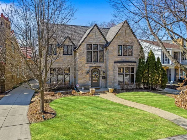 1613 East Blackthorne PLACE, Whitefish Bay, WI 53211