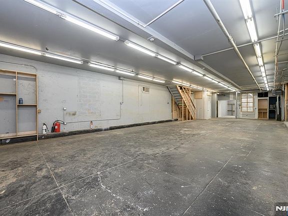 5th image of 172 Lyon St