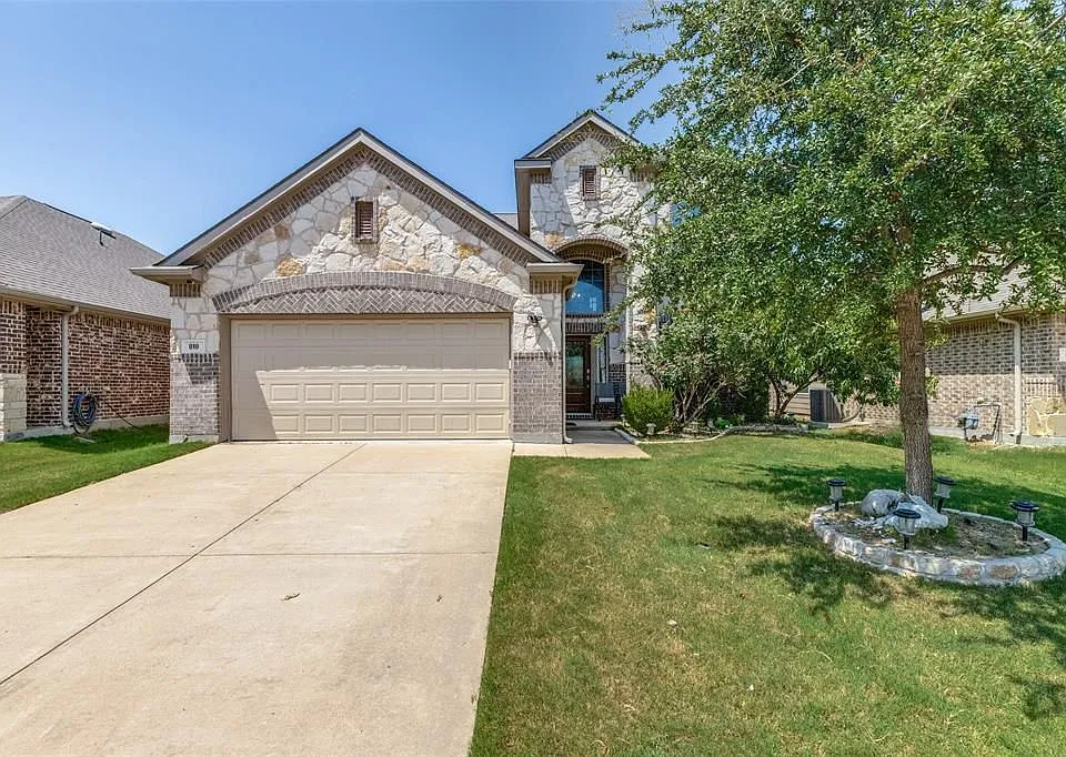 818 Blackhawk Dr