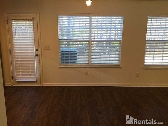 5th image of 309 Weeping Willow Dr