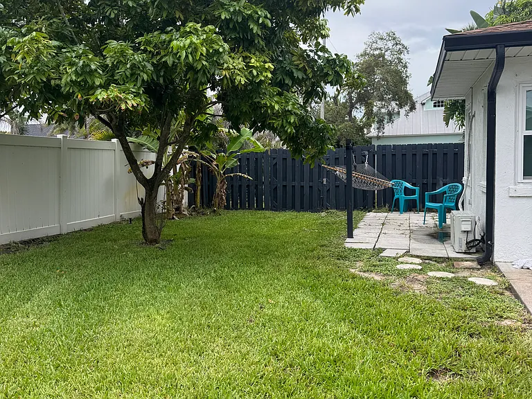 209-215 S Riverside Dr — Photo 5
