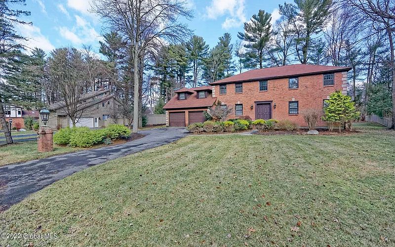 4th image of 77 Bentwood CT