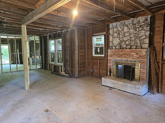 4th image of 910 Keith St