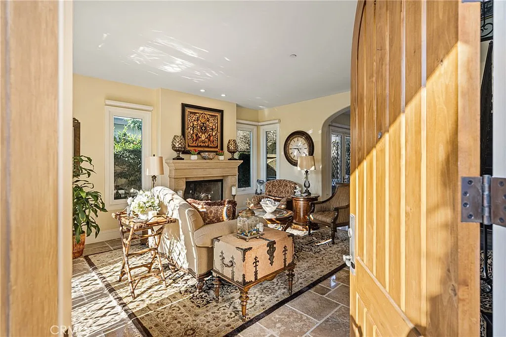 3 bed, 2.5 bath, 2662 sqft, $8,999 — Photo 4