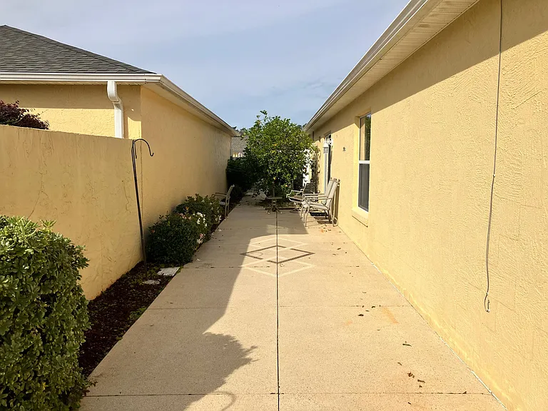 889 Lexington Ln — Photo 14