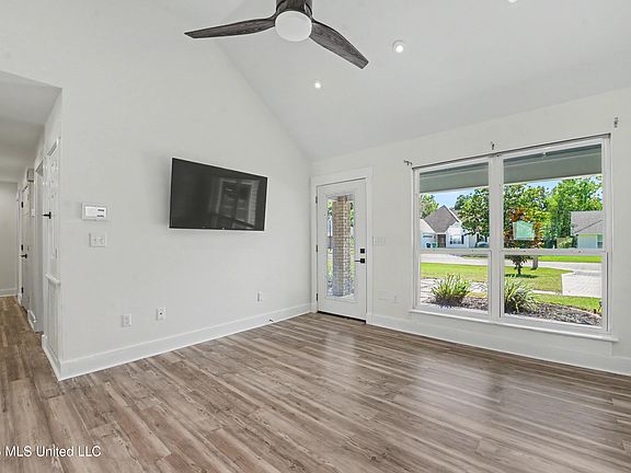 5th image of 217 Henley Pl