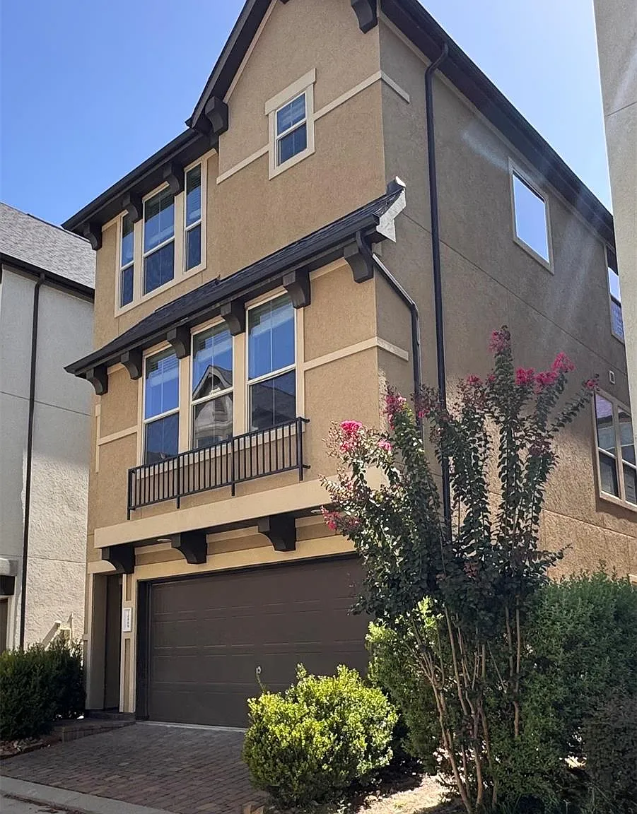 4 bed, 3.5 bath, 2449 sqft, $2,400 — Photo 2