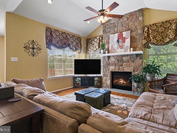 5th image of 247 Deepdale Dr