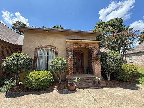 3rd image of 109 Hackberry Dr