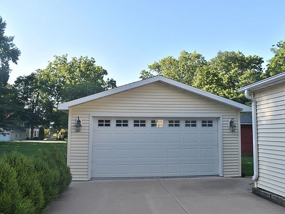 3rd image of 828 E 1st Ave