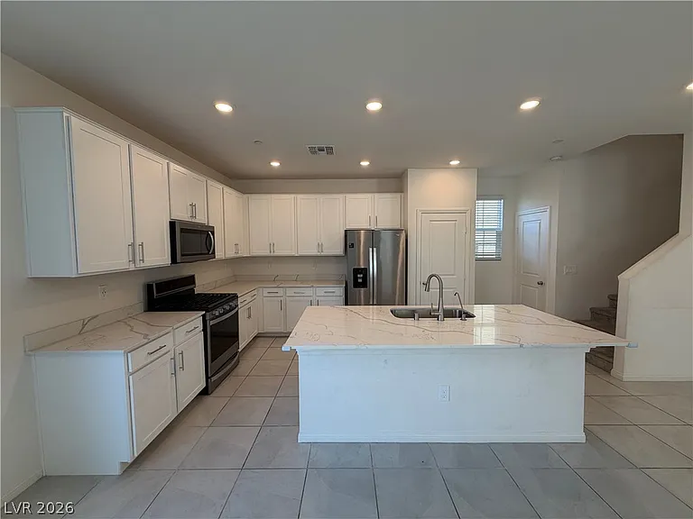 2562 Ofanto St — Photo 4