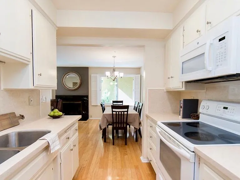 1262 S Barrington Ave #207 — Photo 1