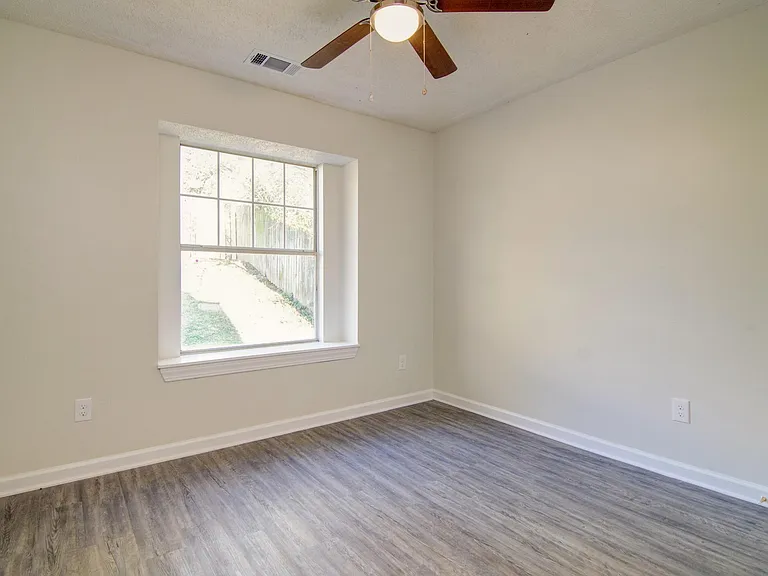 2822 Laura Cir E — Photo 5