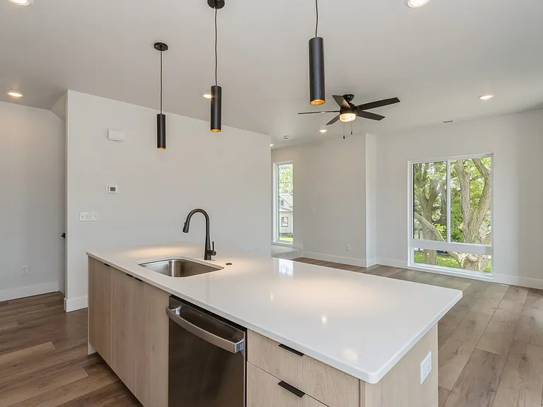1732 Barber St SW — Photo 8