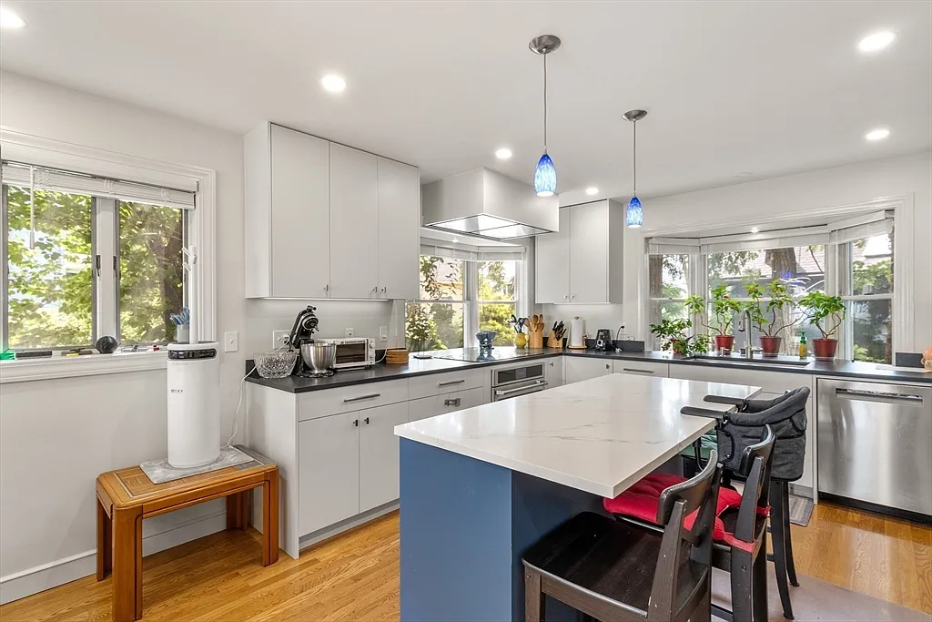 4 bed, 3.5 bath, 3000 sqft, $7,000 — Photo 2