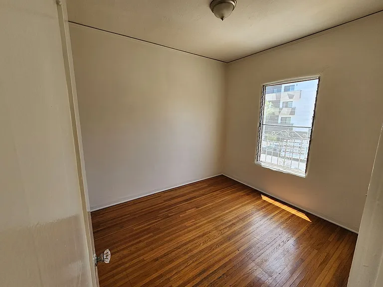 422 N Hayworth Ave — Photo 8