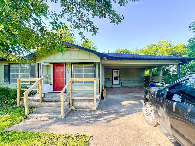 208 Bagin St — Photo 1
