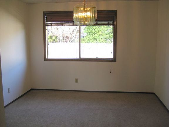 4th image of 712 NE 129th St