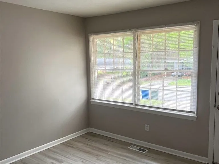 1445 Thelbert Dr — Photo 4