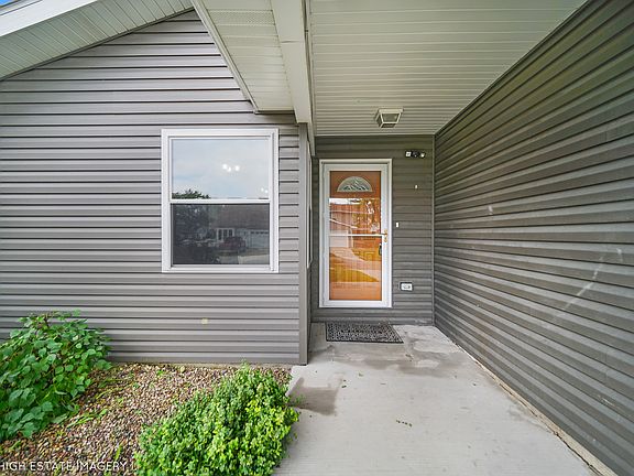 3rd image of 9225 162nd St